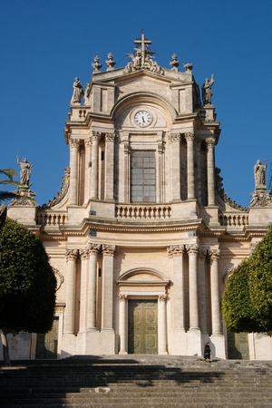 Chiesa di San Giovanni in Modica Alta (upper) with a concave facade.