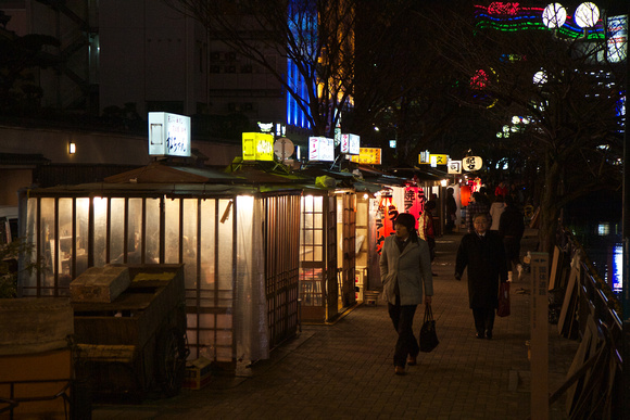 Yatais (food stalls) along the Naka River (那珂川) on Nakasu (中洲).