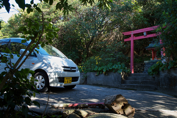 Our Daihatsu Move at a small shrine at Hirauchi (平内).