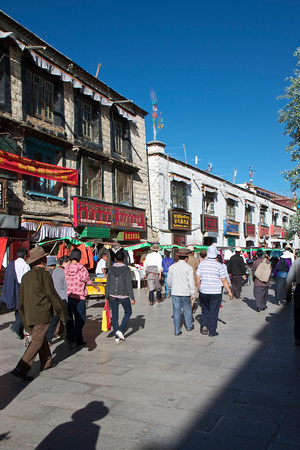 The Barkhor (八廓街) is full of pilgrims in the morning.