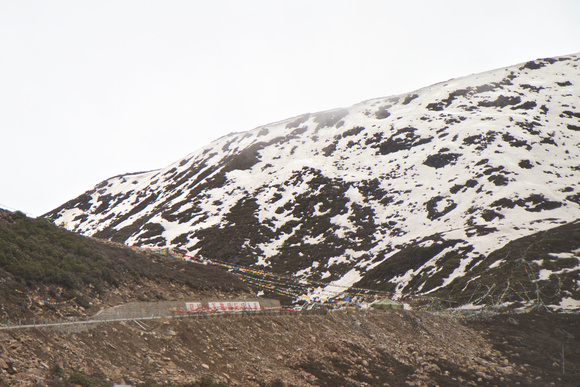 Approaching Serkyem-La (色季拉山口; 4,560m/14,960ft).