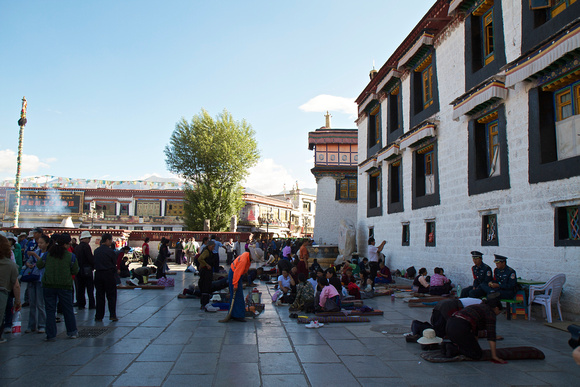 Front of the Jokhang (大昭寺).