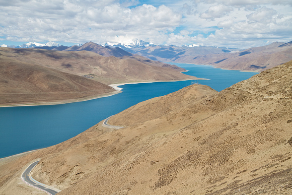 On the other side of Kamba-La Pass is Yamdrok-Tso (羊卓雍錯), one of the 3 most scared lakes in Tibet.