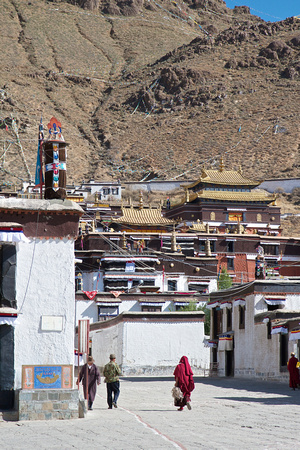 Unlike the 3 big monasteries around Lhasa, Tashilhunpo is pro-Beijing, and still has many monks.