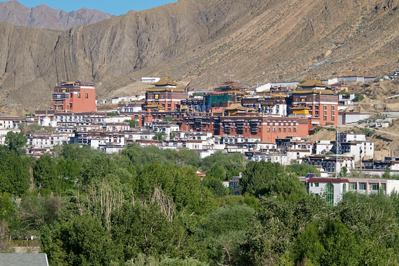 Great view of the Tashilhunpo Monastery (扎什倫布寺) across the corridor.