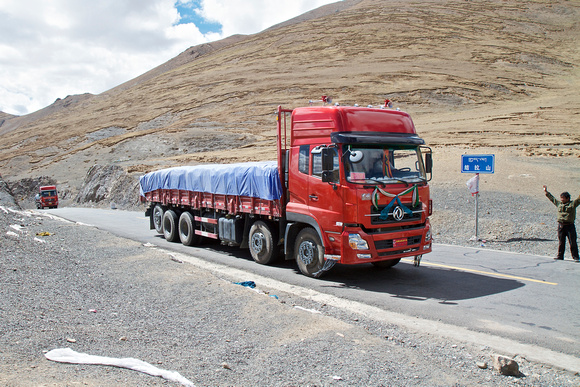 These trucks crawled up to the 4,900m/16,080ft Jie-La Pass (結拉山口).