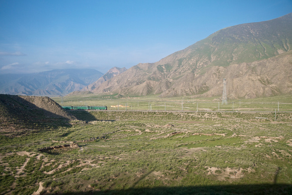 Woke up with the train transversing the Nanshan Range (南山) in Qinghai, with lots of loops and horseshoe curves.
