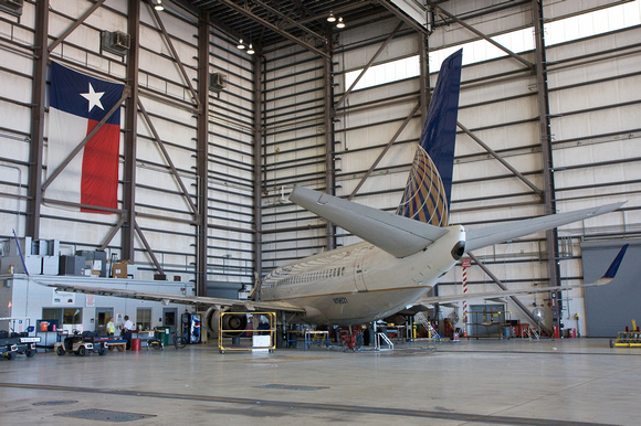 The other plane in the hanger is 737-500 N19621.