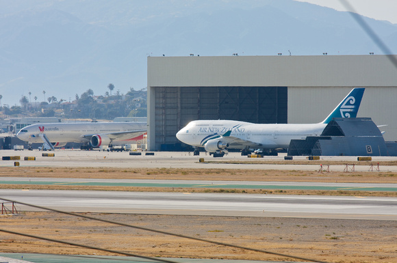 Air New Zealand 744 ZK-NBW and the new V Australia 77W VH-VOZ "Didgeree Blue".