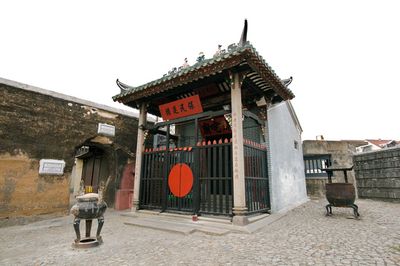 Right behind St. Paul's is the tiny Na Tcha Temple (哪吒廟).