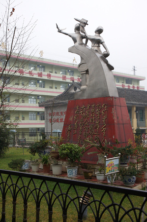 Mao Zedong's writing in the pedestal.  Main classroom building in back.