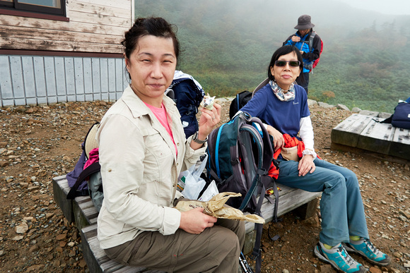 1002 (2:40 after start) we broke at the Tonogaike Shelter Hut 殿ヶ池避難小屋(2020m/6,627ft).