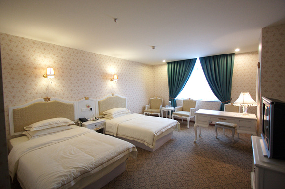 My beautiful room at the Lushan Grand Hotel ( 瀘山大酒店 ).