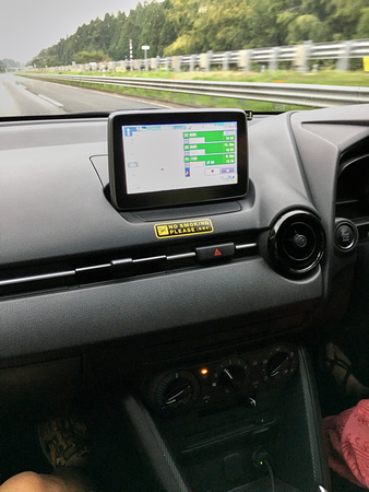GPS shows service area info on the expressway.