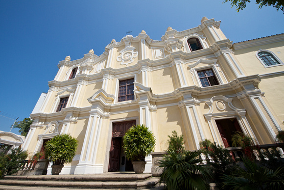 Visiting St Joseph's Seminary & Church.  My favorite in Macau.
