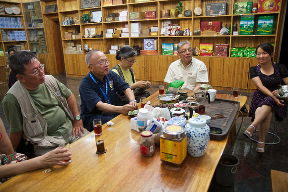 Trying pu'er tea at the 雙龍茶社.  On left is Dexter Young from Sowers.