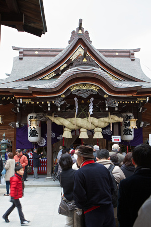 Almost there.  Check out the huge Shimenawa (注連縄) hanged in front of the main hall.