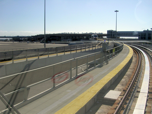 Approaching T3, the Pan Am Worldport.  Now used by DL.