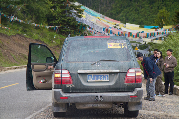 A caravan driving the Sichuan-Tibet and Qinghai-Tibet highways.
