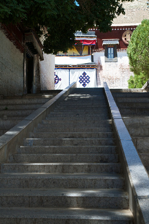 Hiking up to the Sera Je College (吉扎倉), largest of the colleges.
