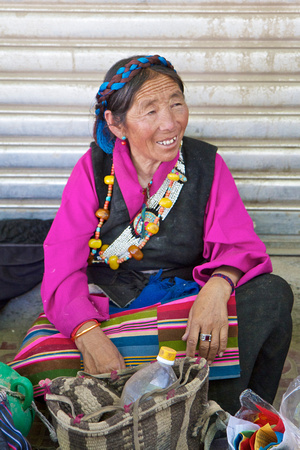 We saw a group of ladies enjoying their Chhaang (青稞酒), the popular brew on the Tibetan plateau.