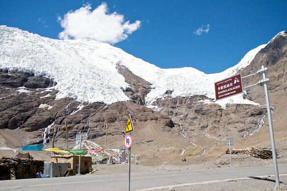 Just over the pass is the viewing point for the  Karola Glacier (卡若拉冰川).