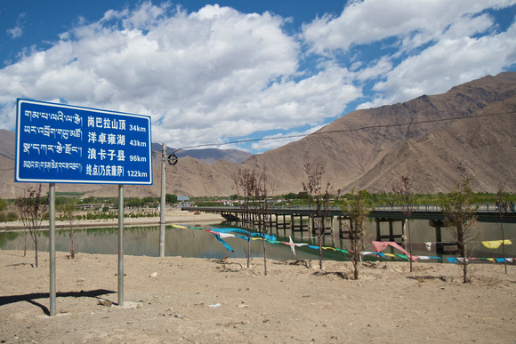 Leaving Lhasa on the G318, we just crossed the Yarlung Tsangpo at Quxu (曲水).