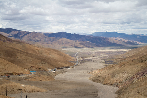 Over the pass, and we went down to the Yarlung Tsangpo valley again.