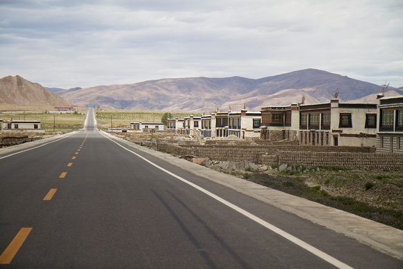 New houses along the highway in Lhatse (拉孜).