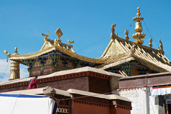 Roof of the Assembly Hall, oldest building of the Tashilhunpo.
