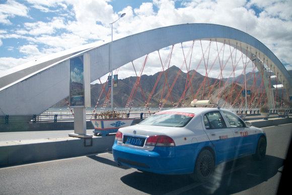 Taking the new Liuwu Bridge (柳梧大橋) across the Lhasa River.