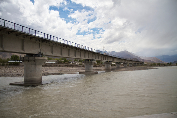 The railroad bridge over Duilongqu (堆龍曲), just before the river joins the Lhasa River, about 10km west of city center.