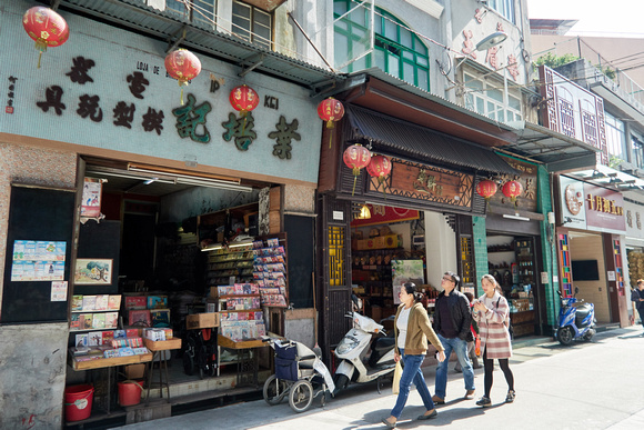 Shops old and new on Rua de Cinco de Outubro (Oct 5th) 十月初五街, which used to be the commercial center.