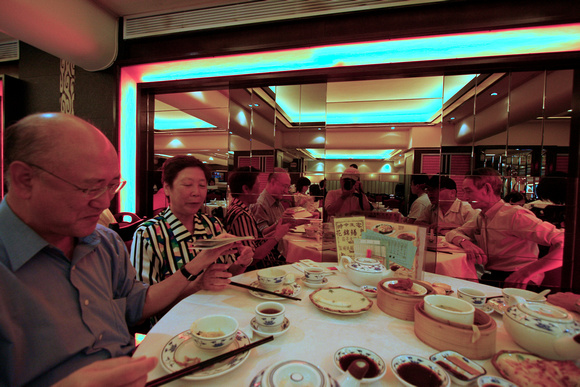 Fung Shing Restaurant in Causeway Bay has low ceiling, and weird lighting.