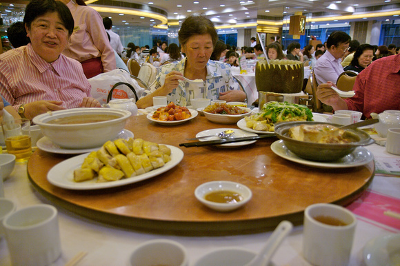 Clara next to my mom at Chuen Cheung Kui (泉章居) restaurant in Mongkok.