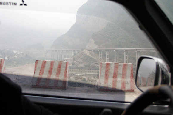 A brand new bridge over the Jinshajiang for the Xiloudu dam project.