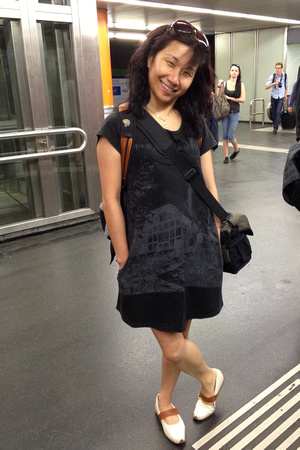 Wearing a dress for the palace.  At the Karlsplatz U4 station.