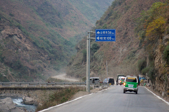 We would leave the highway and go straight along the Xisujiaohe ( 西苏角河 ).