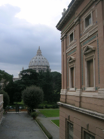 Pinacoteca on right, St. Peter's in center